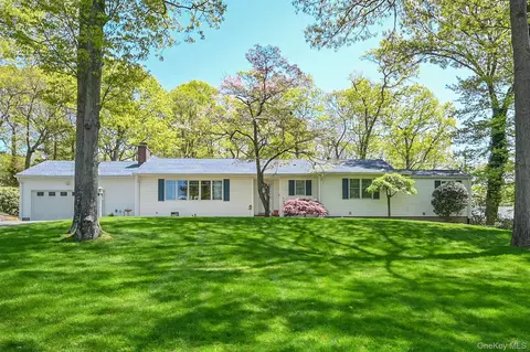 8 Roundabout Rd, Smithtown, NY 11787