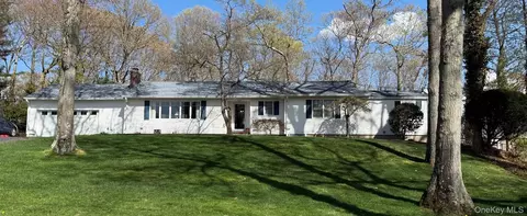 8 Roundabout Rd, Smithtown, NY 11787