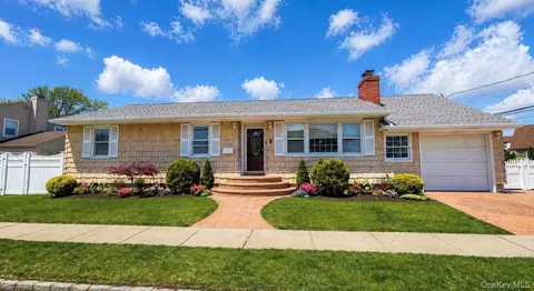 6 Curlew Pl, Massapequa, NY 11758