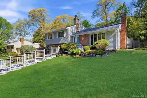 16 Dale Rd, Huntington, NY 11743