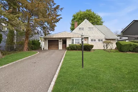 15 Bird Ln, Hicksville, NY 11801