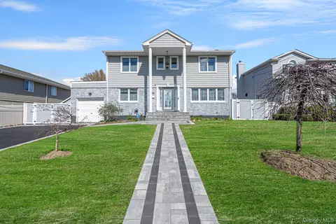 204 Bayview Ave, Massapequa, NY 11758
