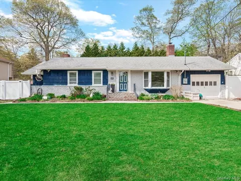 223 Locust Dr, Rocky Point, NY 11778
