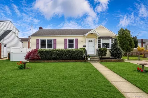 821 10th St, West Babylon, NY 11704