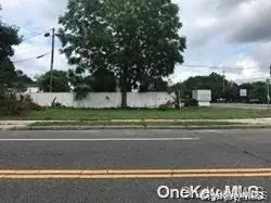 23 N Evergreen Dr, Brookhaven, NY 11784