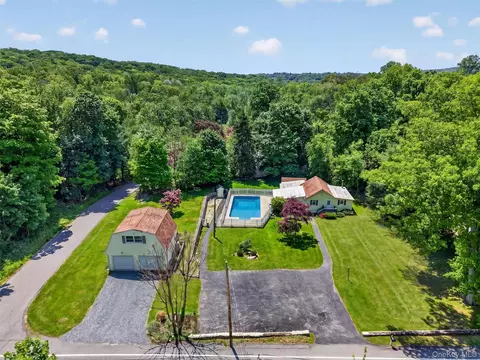 592 Long Pond Rd, Lake Lincolnd, NY 10541