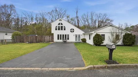 31 13th St, Holbrook, NY 11741