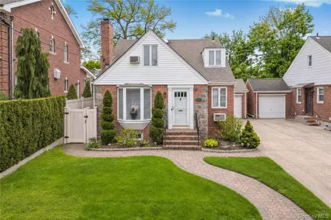 21114 33rd Rd, New York, NY 11361