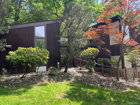 19 Rolling Way, Clarkstown, NY 10956