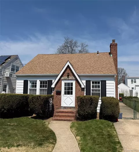 1112 Esther St, Franklin Square, NY 11010