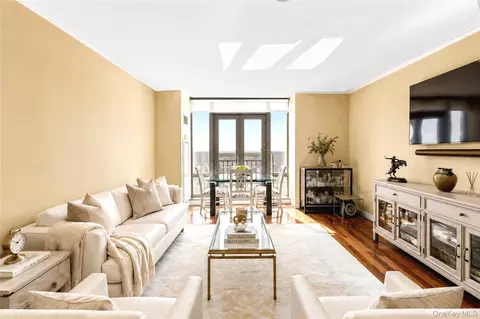 10 City Pl #PH2C, White Plains, NY 10601