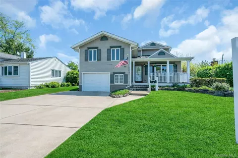35 Peachtree Ln, Hicksville, NY 11801