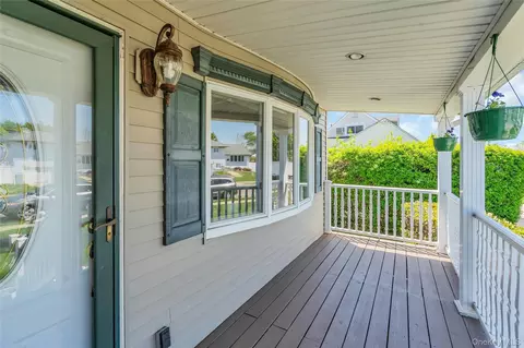 35 Peachtree Ln, Hicksville, NY 11801