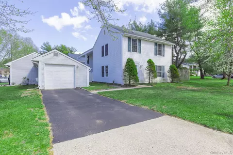 14 Petersburg Ct, Coram, NY 11727