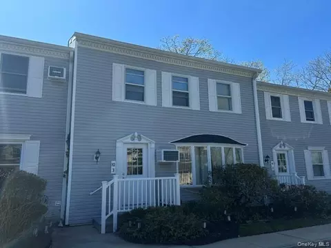 43 Brushy Neck Ln #10, Westhampton, NY 11977