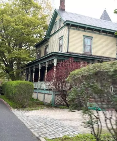 103 Roslyn Ave, Sea Cliff, NY 11579