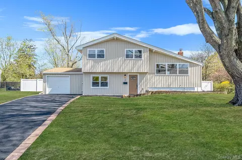 25 Greentree Dr, Oakdale, NY 11769