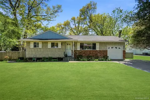 610 Beaver Ln, Ronkonkoma, NY 11779