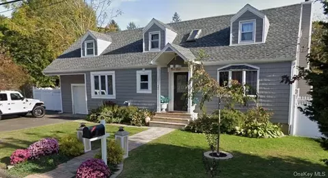 22 Ludlam St, Huntington Station, NY 11746