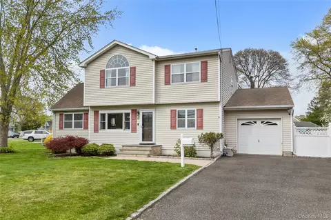 15 Adams St E, East Islip, NY 11730