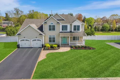 17 Country View Ln, Greenlawn, NY 11740