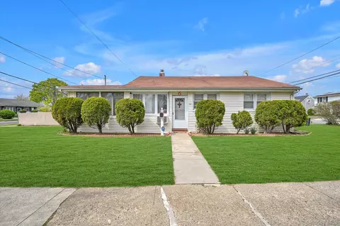 62 Wood Ln, Valley Stream, NY 11581