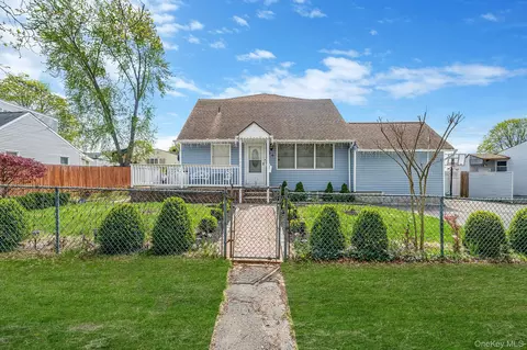34 E Beech St, Central Islip, NY 11722