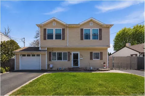 1433 Manatuck Blvd, Bay Shore, NY 11706