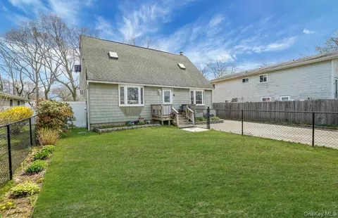15 Maplewood Dr, Shirley, NY 11967