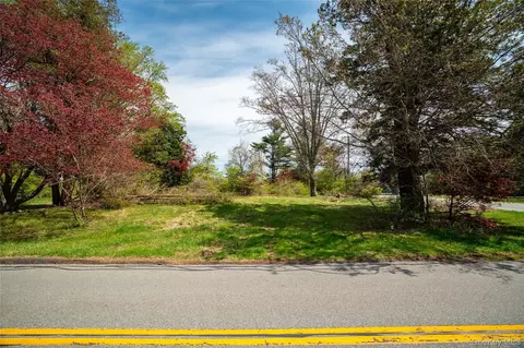 104 Westlake Dr, Mount Pleasant, NY 10595