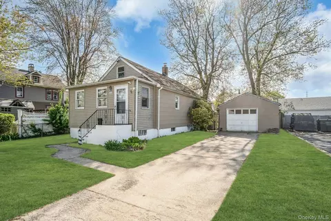 111 S 4th St, Lindenhurst, NY 11757