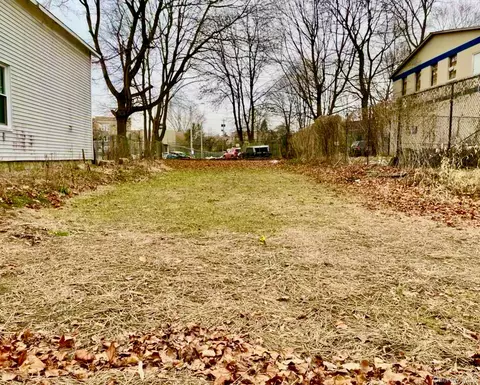 36 Smith St, Poughkeepsie, NY 12601