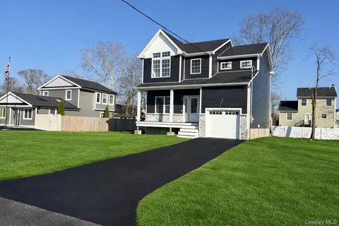 7 Edgewater Dr, Mastic Beach, NY 11951