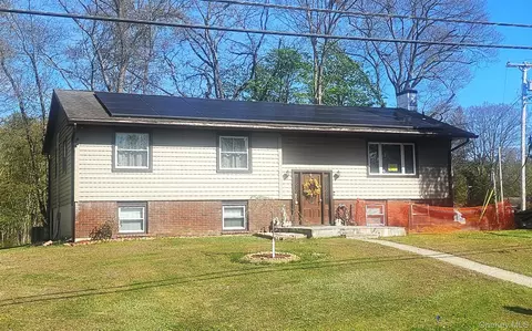 2 Lawrence Rd, Hyde Park, NY 12538