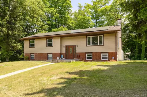 2 Lawrence Rd, Hyde Park, NY 12538