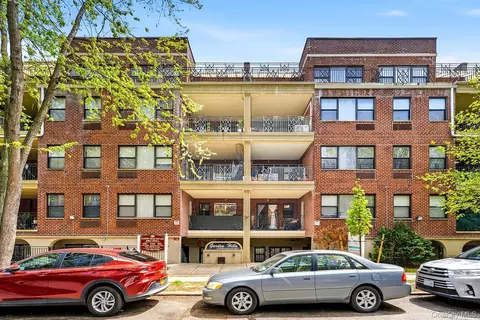 7119 162nd St #2I, New York, NY 11365