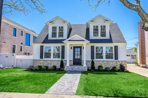 206 Devonshire Dr, North Hempstead, NY 11040