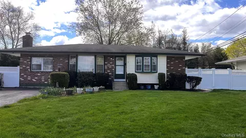 7 Applewood Rd, Saint James, NY 11780