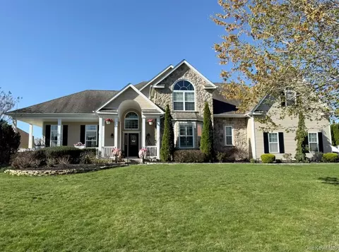 39 Sherwood Dr, Shoreham, NY 11786