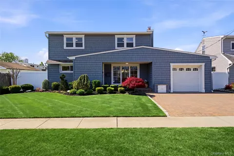 120 Franklin Pl, Massapequa, NY 11758
