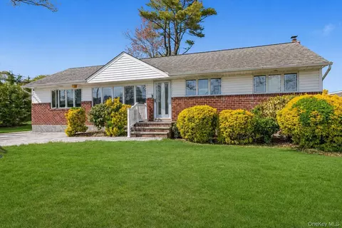 26 Sheridan St, Old Bethpage, NY 11804