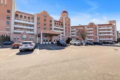 2 Richmond Rd #1I, Long Beach, NY 11561