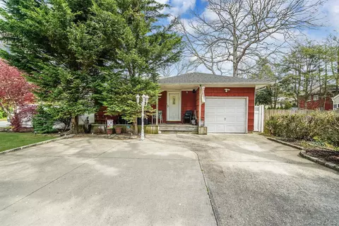 2771 Pond Rd, Ronkonkoma, NY 11779