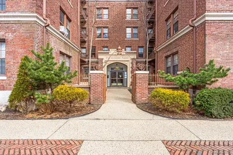 150 Burns St #6H, Forest Hills, NY 11375