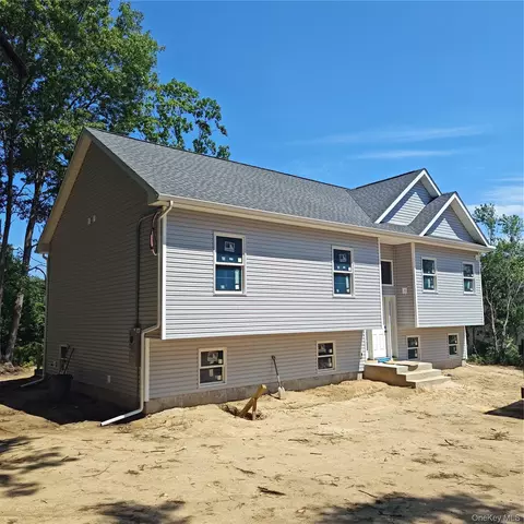 511 Walker Ave, Brookhaven, NY 11772