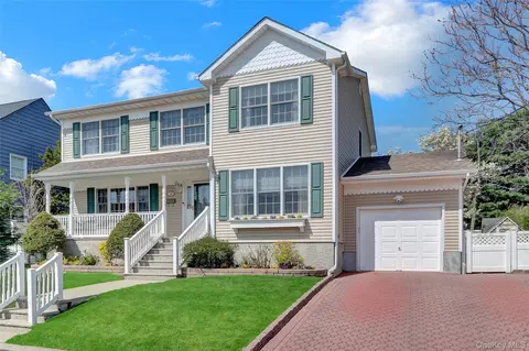 18 Hampton Rd, Lynbrook, NY 11563