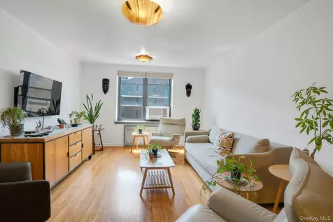 445 W 240 St #6A, New York, NY 10463