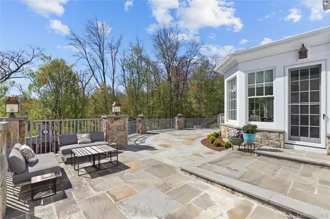 Exterior - 6 Stone Bridge Rd, Purchase, NY 10577 photo 4 of 7