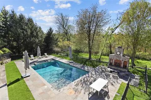 Exterior - 6 Stone Bridge Rd, Purchase, NY 10577 photo 6 of 7