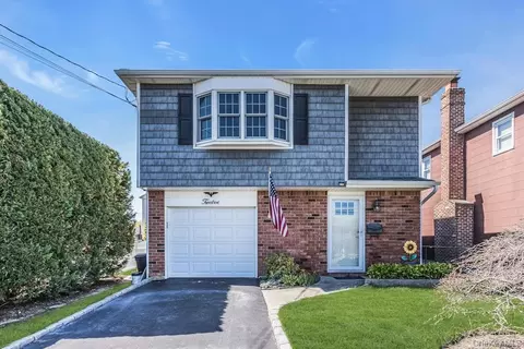 12 Spring St, Lindenhurst, NY 11757